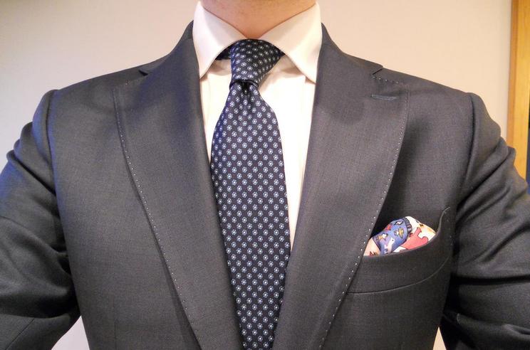 галстук под серый пиджак